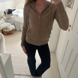 Beige softgoat hoodie - Beige softgoat hoodie nästan helt oanvänd!! Perfekt skick och så fin!!