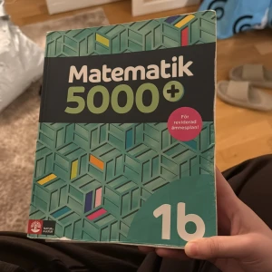 Matematik 5000+ 1b - Matematik 5000+ 1b är en populär mattebok för gymnasiet, anpassad för den reviderade ämnesplanen. Perfekt för dig som vill klara mattekursen med tydliga exempel och övningar. Boken är använd men i gott skick – redo för nästa ägare!