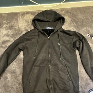 Ralph lauren zip hoodie - Jag säljer lin ralph lauren zip hoodie då det var en present men personen ville inte ha den, tyvärr hade jag slängt kvitto och annat så jag får försöka sälja den här.