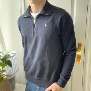 Morris halfzip S - Morris halfzip S inga defekter. Helt mörkblå i vekrlgeujten. Vet ej varför ljuset blev så konstigt. Modellen är 180 cm 75 kg. ✌️