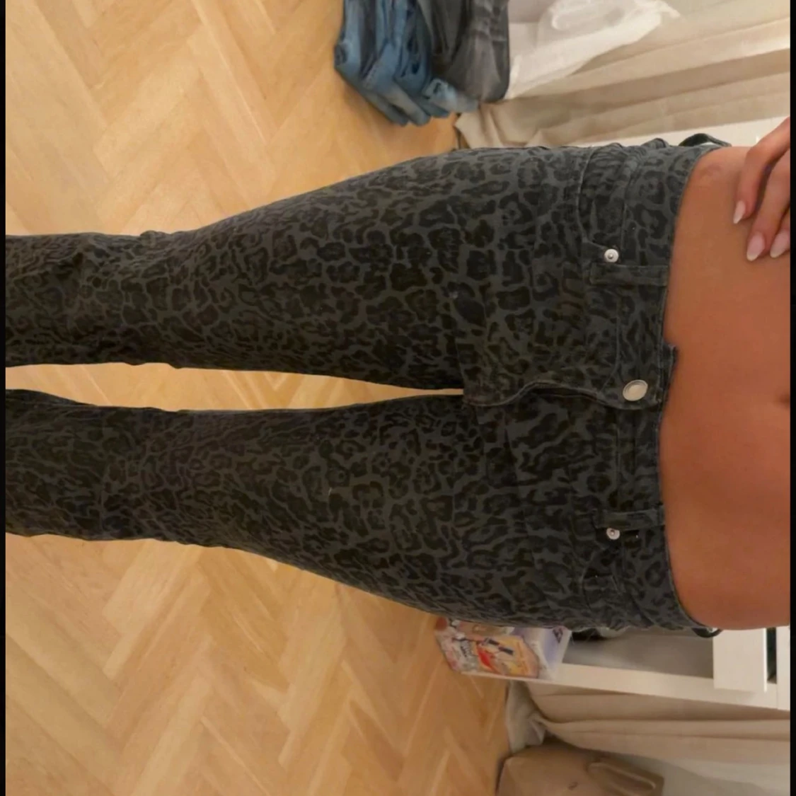 Svarta leopardmönstrade bootcut jeans, stl 36