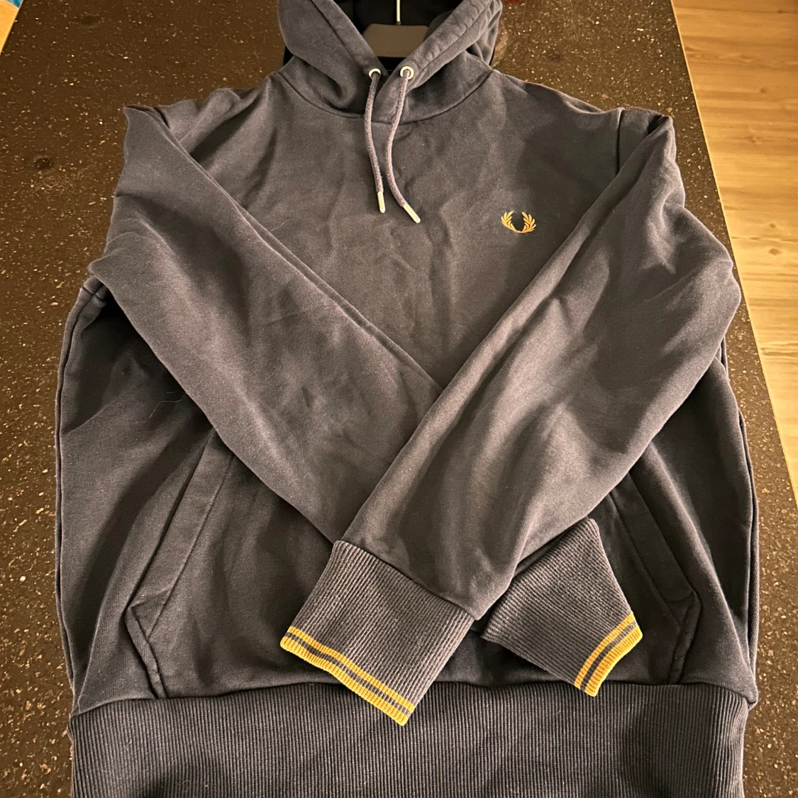 Mörkblå Fred Perry hoodie med broderi
