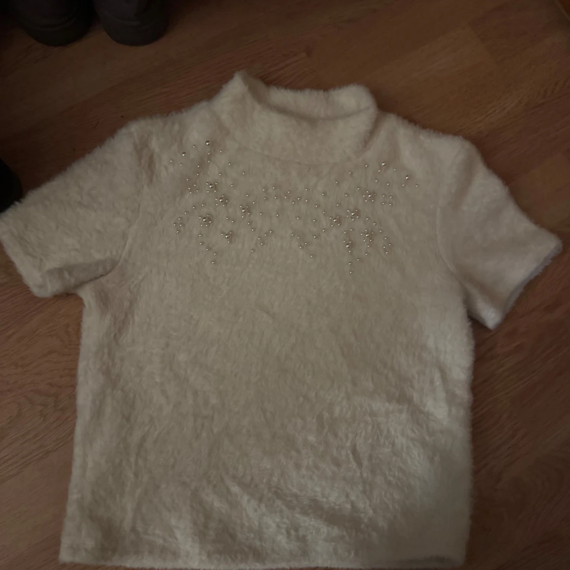 Vit fluffig tröja med pärlor från Zara