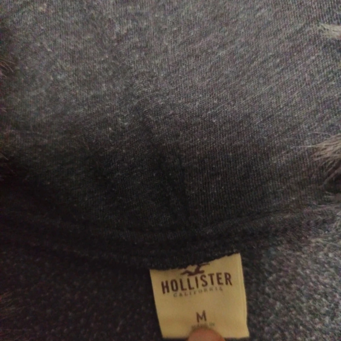 Svart hoodiejacka med fuskpäls från Hollister - 3