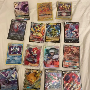 Pokémonkort - Blandade V, GX och Trainer - Samling av coola Pokémonkort med populära karaktärer som Rayquaza, Pikachu, Charizard och fler. Perfekt för dig som vill utöka din samling eller spela med vänner. Flera holografiska och full art-kort ingår. Passar både nya och erfarna samlare!