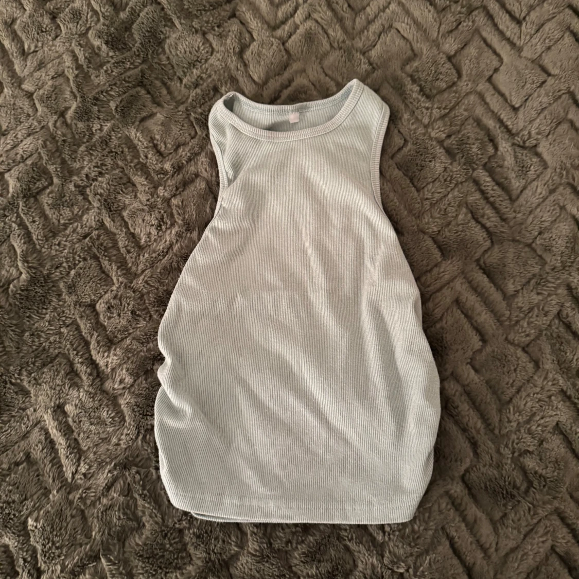 Ljusgrå ribbad topp