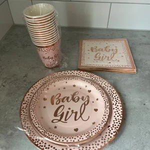 Engångsartiklar - Engångsartiklar med trycket ”babygirl” passande till babyshower. 14 servetter, 14 muggar, 10 assietter, 4 stora tallrikar.