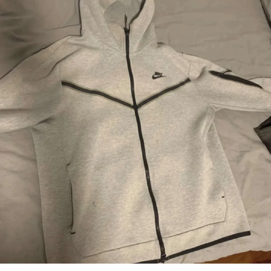 Grå Nike hoodie med svarta detaljer - 2