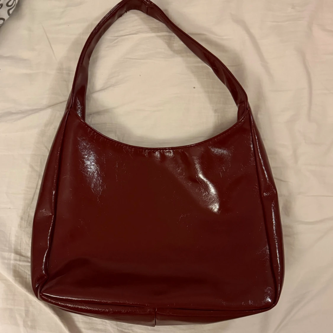 Mörkröd axelväska i skinn - 1
