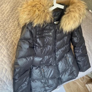 Svart pufferjacka med päls från Zara - Oanvänd eller använd 1 gång är som helt ny.Snygg svart pufferjacka från Zaki (Zara Trafaluc )med fluffig beige päls runt huvan. Jackan har dragkedja framtill, flera fickor med dragkedja och quiltad design. Perfekt för kalla dagar och har en riktigt modern vibe.
