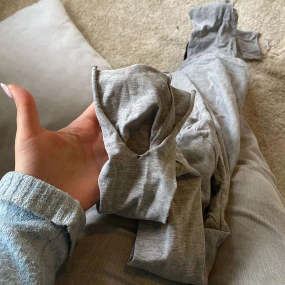 Ljusgrå långärmad offshoulder topp - 1