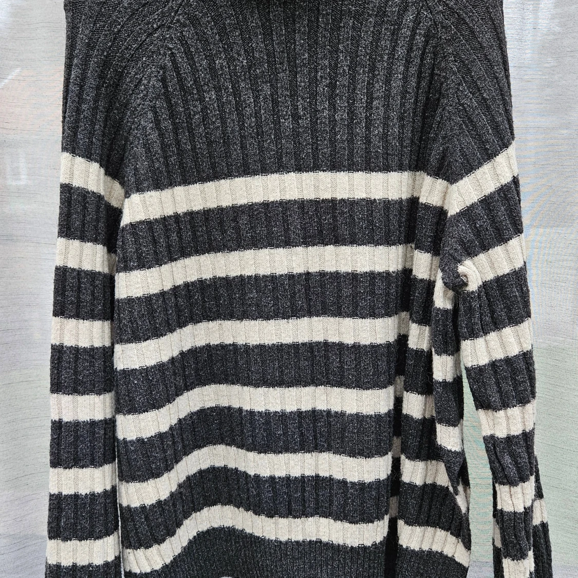 Randig ribbad stickad tröja M