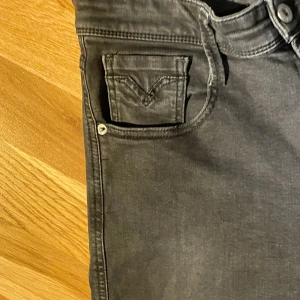 Svarta Replay anbass jeans  - Hej, säljer dessa sjukt snygga svarta replay anbass (slim fit) jeans. Storleken är W30 och L30 och jeansen är gott skick✨skriv gärna om ni har några frågor🤗