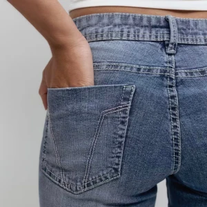 Ultra low flare jeans ljusblå strl 38 - Säljer ett par ultra low flare jeans i ljusblå tvätt, storlek 38. Modellen har låg midja, klassiska fickor bak och snyggt utsvängda ben. Jeansen är tillverkade i mjukt denimtyg och har en modern, trendig passform som ger en cool siluett. Säljer då jag inte tycker de är min stil. Nypris 399