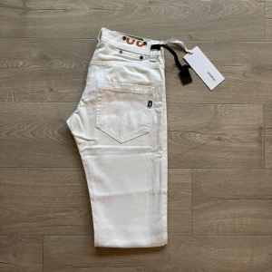 Dondup Jeans - Helt nya  - Riktigt snygga vita Dondup Jeans. Helt nya med tags. Slim passform. Storlek W30 passar W29. Längd 103-105cm, Midja 39cm. Tveka inte ställa frågor vid intresse🙌
