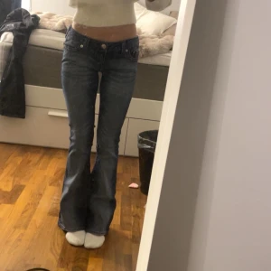 True Religion low rise bootcut jeans - säljer nu dessa true religion jeans i storlek 26 (us) pågrund av ingen användning, helt perfekt skick och använt väldigt fåtal gånger! De såldes för 1299kr men säljer för 800 för behöver tömma garderob snabbt💗dm ifall ni har frågor💗