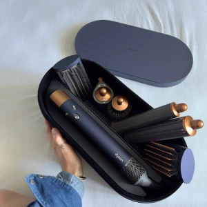 Dyson Airwrap Complete long - Dyson Airwrap Complete i elegant blå/guld, med flera stylingtillbehör för lockar, volym och slätning. Helt ny i original förpackning. Perfekt för professionell hårstyling hemma.