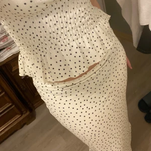 Prickig kjol  - Så gullig prickig kjol från Gina i krämvit med marinblåa prickar. Alldrig använd💘säljer matchande toppen i ett annat inlägg!💐