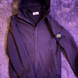 Stone Island Soft Shell Jacka Svart - Svart Stone Island Shoft Shell jacka i storlek M med vattenavrinning och väldigt bra skick. Perfekt att ha i skidbacken eller bara i vardagen, har haft den ungefär 1 år men kände att det är dags för något nytt. Vid minsta funderingar är det bara att höra av sig. Kom gärna med prisförslag om priset inte passar 🙌😀