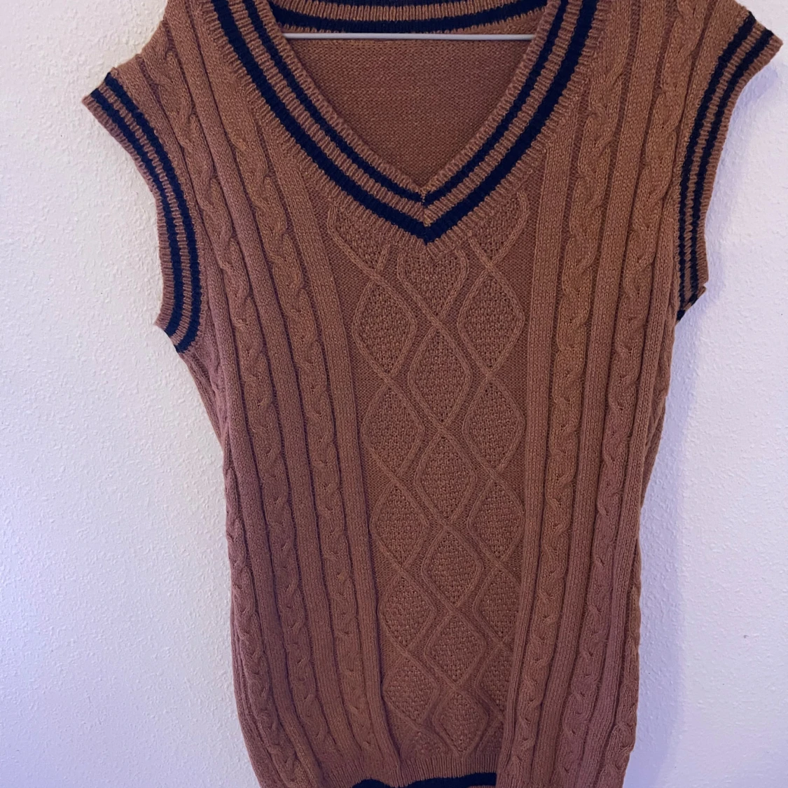 Brun stickad väst med v-ringning - 1