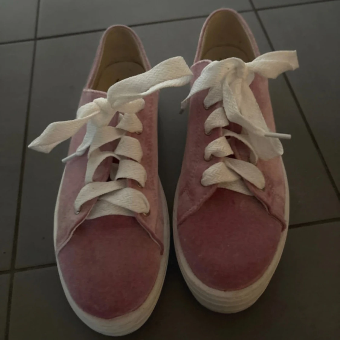 Rosa sneakers med vit snörning