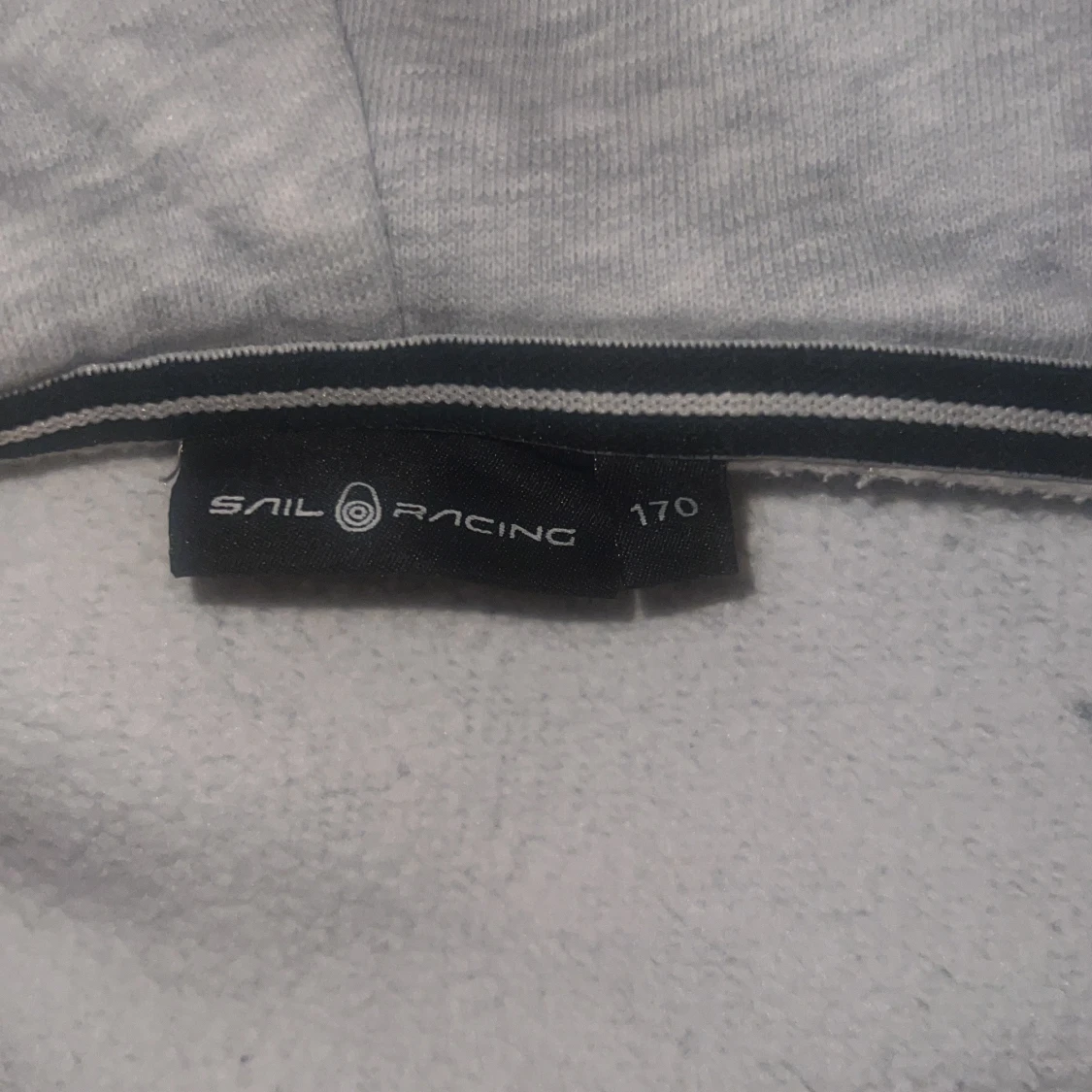 Ljusgrå hoodie från Sail Racing - 2