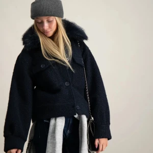 Kappa med fluff - Säljer en kappa med fluff i mycket bra skick! Säljer på grund av att jag inte använder så ofta 