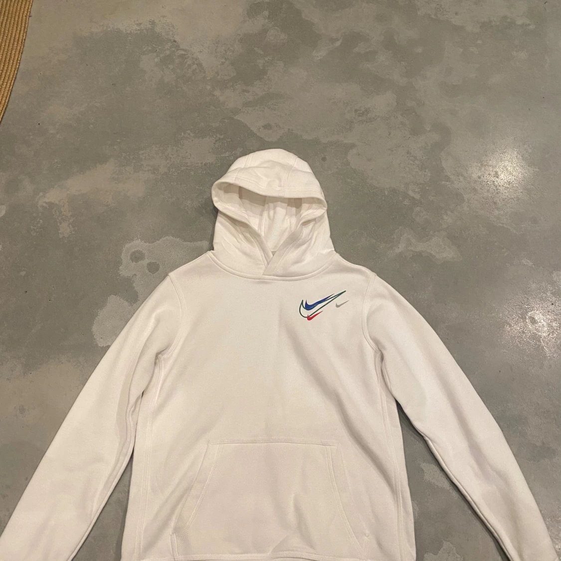 Vit hoodie från Nike med färgglada loggor