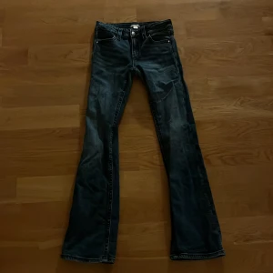 Gina jeans - Snygga jeans med klassisk bootcut passform. Gina size 170 och fickans knapp på baksidan är borta💕❤️