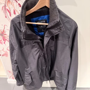 Grå jacka från Hollister - Säljer en tvärrrfet jacka från hollister. Skicket är nyskick. Färgen är grå men i vissa stunder får den en nyans av grön🤩. Väldigt eftertraktad och enkel att styla. Passar till typ allt. Hör av dig vid funderingar //mvh