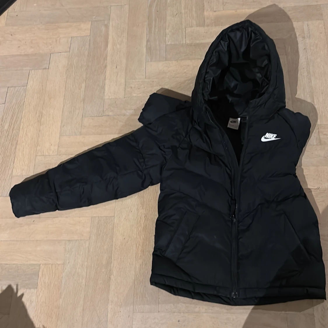 Svart pufferjacka från Nike med huva - 4