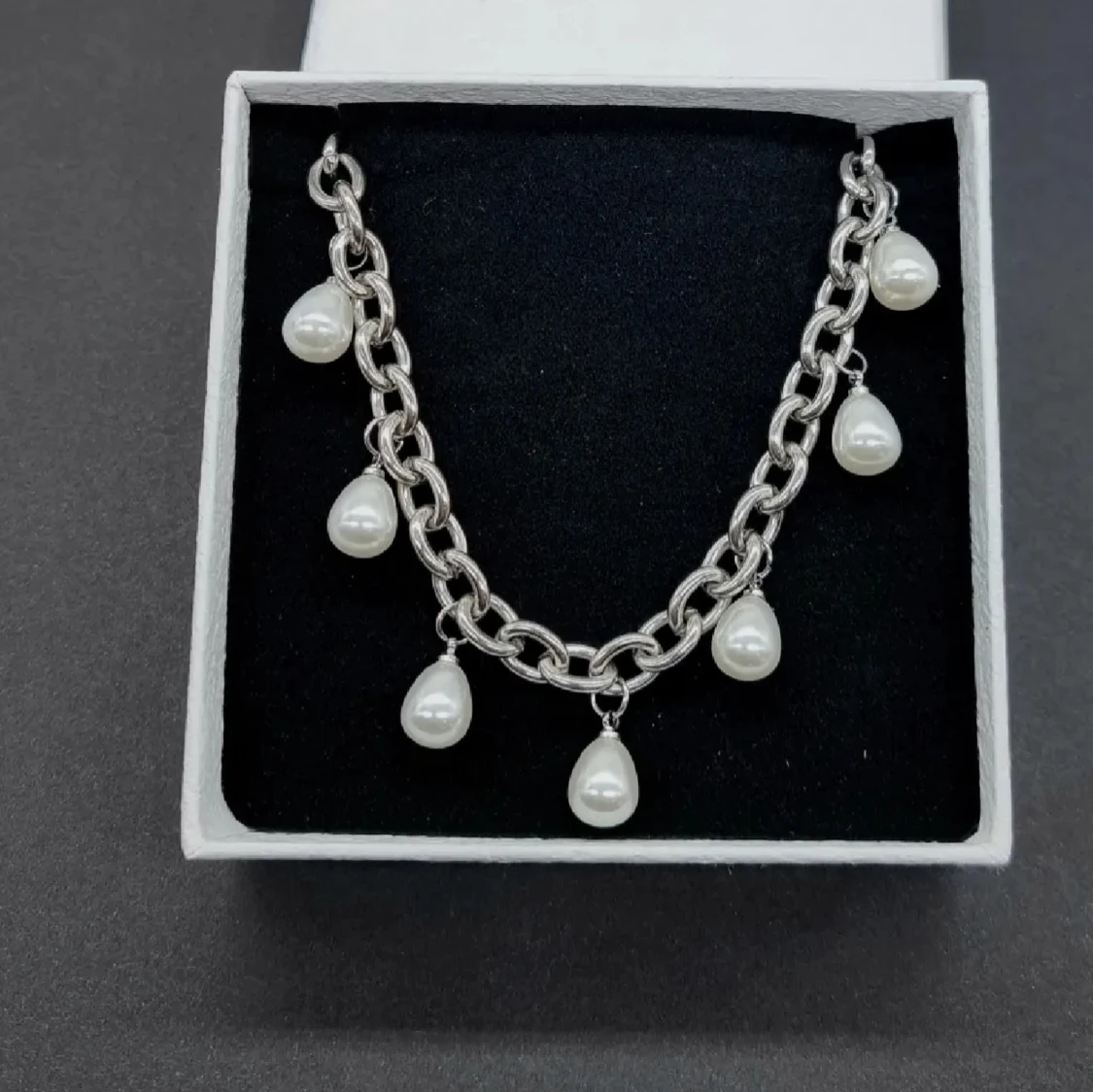 Silverfärgat halsband med pärldroppar