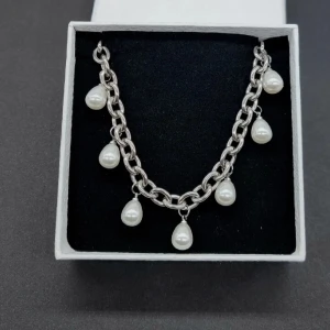 Silverfärgat halsband med pärldroppar - Stilrent halsband. Material-rostfritt stål 