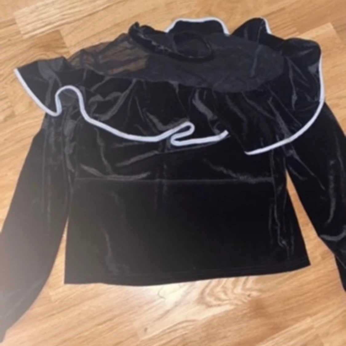 Svart sammetstopp med volang och mesh - 2