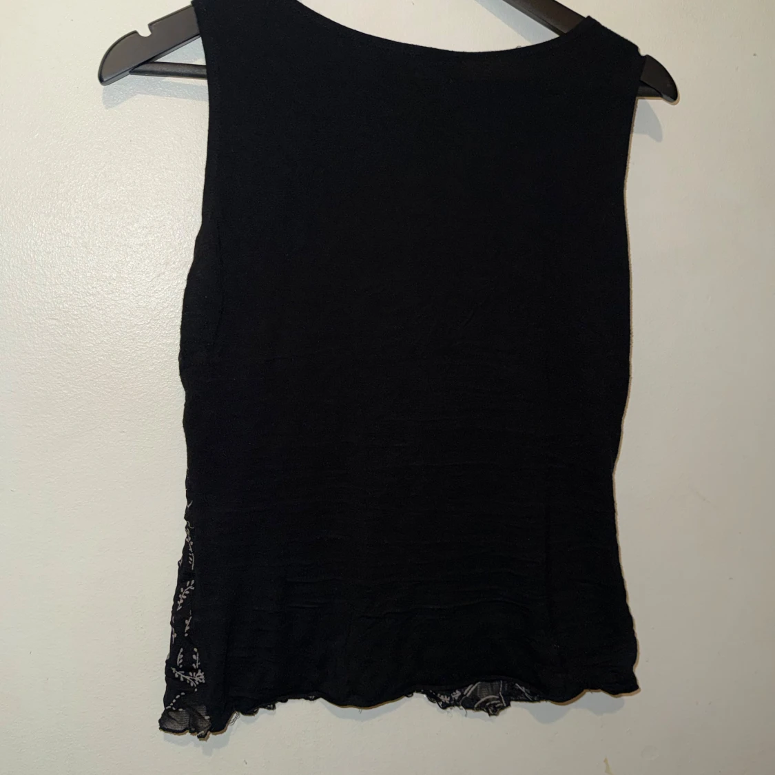 Svart blommig linnetopp från Vero Moda - 1