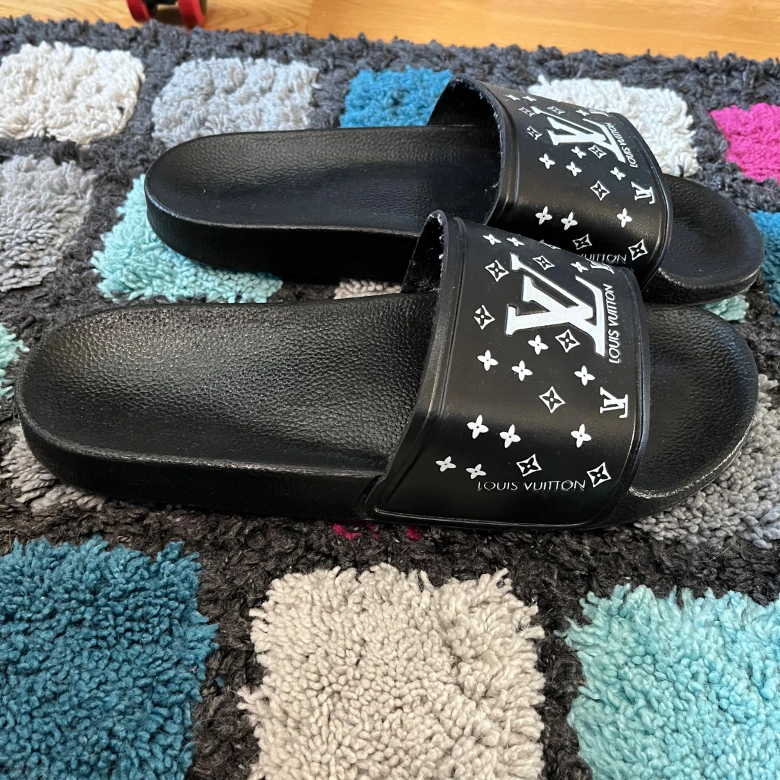 Svarta tofflor med vitt tryck  - 1