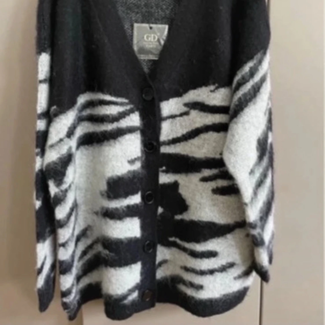 Svartvit zebramönstrad kofta GD - 2
