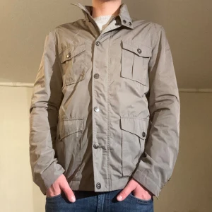 Fieldjacka  - Hej! Säljer nu min jacka, från märket Antony Morato storlek L. Bra skick, modellen är 184cm och väger 74kg. Tveka inte på att höra av dig om du har frågor eller funderingar kring jackan!