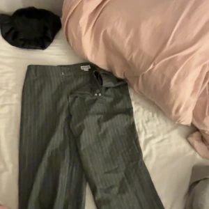 Randiga kostymbyxor från Madlady - Snygga mörkgrå kostymbyxor från Madlady med tunna vita ränder. Byxorna har raka ben och klassisk passform, perfekt för en stilren look. Materialet känns mjukt och följsamt, och midjan är normal. Passar dig som gillar trendiga och dressade vibes.