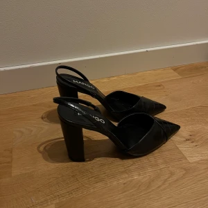 Svarta klackar från Mango 38  - Snygga svarta pumps från Mango med spetsig tå och bred hög klack