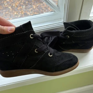  Isabel Marant Bobby Sneakers - Isabel Marant Bobby Sneakers, storlek 37 i mocka med kilklack och snörning framtill. Knappt använda, i mycket gott skick och original dustbags till skorna medföljer. Nypris 6500kr. Kom gärna med bud!! , mitt uppe i flytt så jag vill bli av med de så snart som möjligt!🩷 