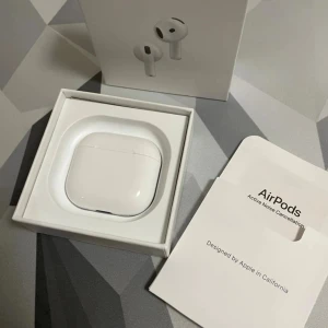 AirPods Pro - Snygga och välbevarade AirPods Pro med aktiv brusreducering. Komplett med originalförpackning och manual. Fodral och hörlurar ser ut att vara i mycket gott skick, utan synligt slitage. Perfekt för trådlös musik och samtal med hög ljudkvalitet. Om mer information det är bara att fråga priset kan diskuteras 😃😃