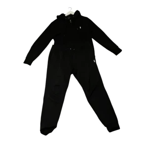 Polo tracksuit - En polo tracksuit I stl m tröjan är large men sitter mer som en m. Settet är lite nopprig men det är något som går och lösa tracksuiten är generellt i bra skick skulle jag säga pris går o diskutera.
