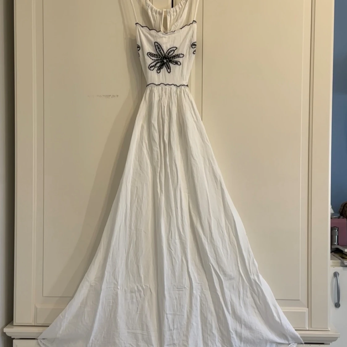 Vit långklänning med broderi