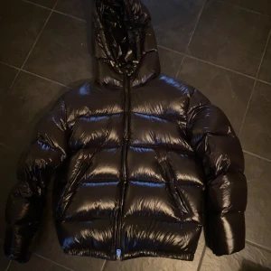 Zara vinter jacka  - Säljer min zara jacka som är använd max 10 gånger. Jackan har inga defekter och är i nyskick. Perfekt jacka till vintern.