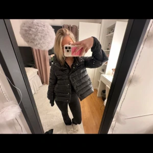 Svart dunjacka från Herno - Säljer en svart, glansig dunjacka från Herno med klassisk passform. Köpte här på plick men säljer vidare för kommer inte till användning, finns en defekt på jackan men den syns knappt. 🩷skriv för fler bilder och frågor 