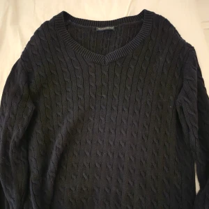 Brandy melville stickad kofta - Over-sized mörkblå brandy kofta, använd få gånger.