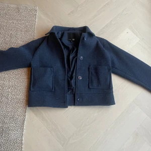 Snygg jacka från lager 157 - Säljer denna jacka då jag inte längre har användning för den längre! Perfekt till våren och hösten och har en tidlös look! Jag kan noppa jackan inann jag postar vid behov 💗 säljer den liknande i brun ifall man skulle vara intresserad! 🫰🏻pris kan diskuteras lägg gärna bud 