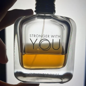 🍦Stronger With You parfym - 💫 Varför den är så bra: 	•	Den luktar fantastiskt – en perfekt balans mellan fräsch och varm. 	•	Den är komplex men lättburen, vilket gör den idealisk för både vardag och fest. 	•	Den får massor av komplimanger ❤️‍🔥 – många upplever den som trygg, charmig och attraktiv på huden. 	•	Den sitter länge och utvecklas vackert över tid, vilket gör att du doftar ännu bättre ju längre du bär den.