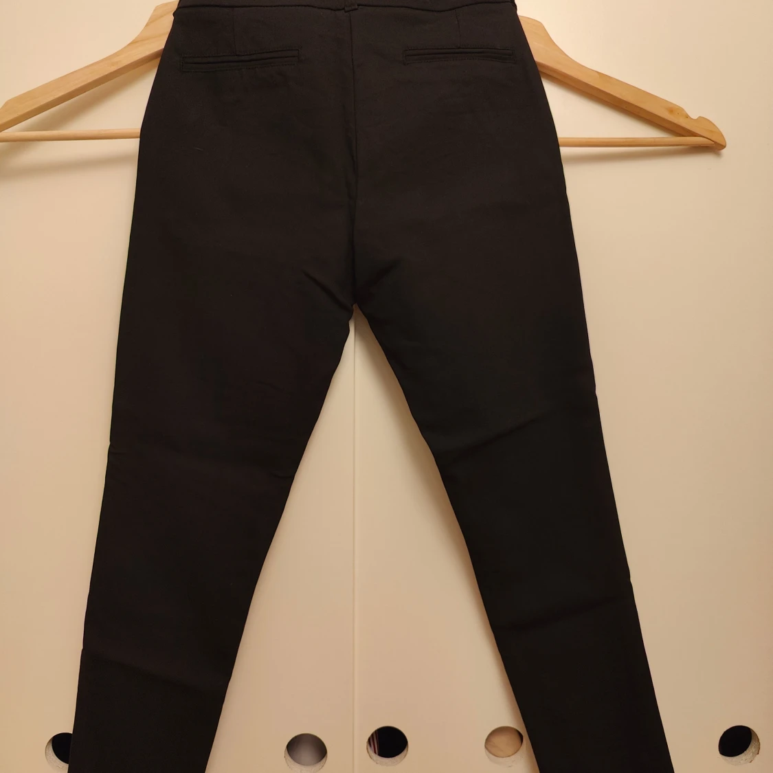 Svarta tapered byxor Soyaconcept - 1